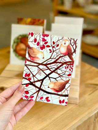 Věděli jste, že k hrnku nebo jinému dárku si u nás můžete přibalit i autorská přáníčka?🫢 A od zítra máme otevřeno i...