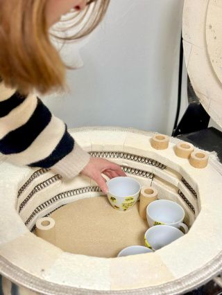 Přátelé, cukroví sice letos moc nestíháme. Ale hrnky - ty pečeme ve dne v noci. Tak mrkněte na náš e-shop...